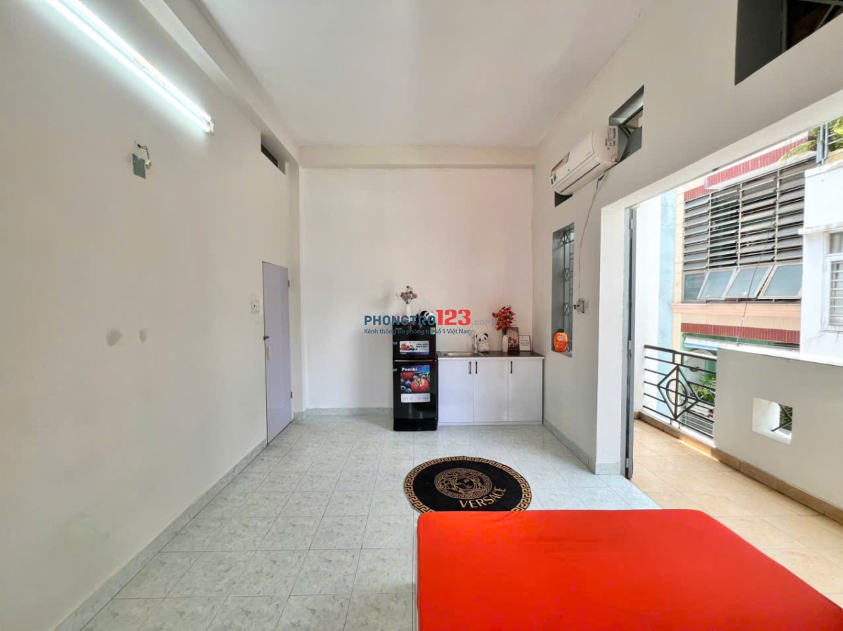 Phòng Ban Công Sutido Tại Cách Mạng Tháng 8, Ngay Chợ Hoà Hưng, Full Nội Thất Mới