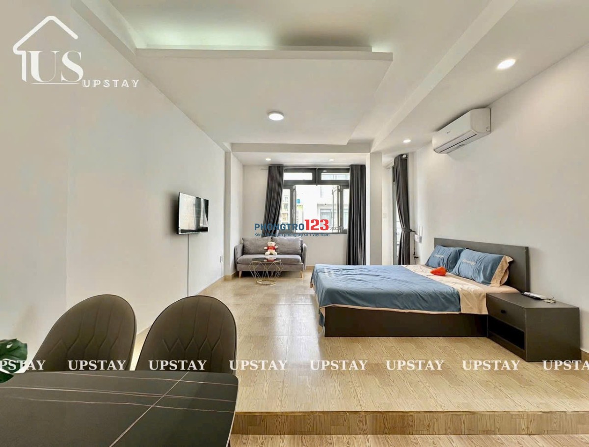 Thuê ngay studio full nội thất ban công lớn ngay ngã tư Hàng Xanh, UEF, Hutech, Hồng Bàng