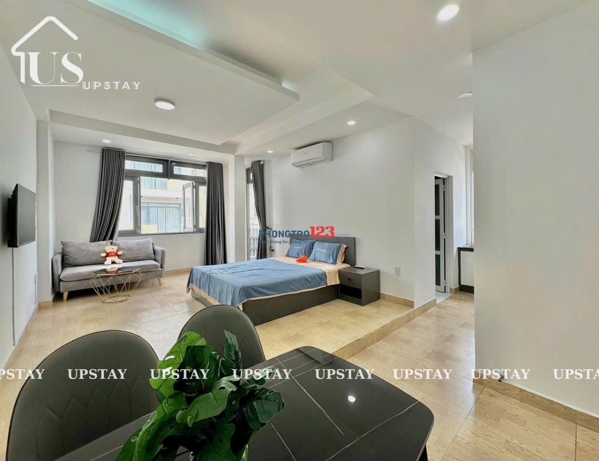 Thuê ngay studio full nội thất ban công lớn ngay ngã tư Hàng Xanh, UEF, Hutech, Hồng Bàng