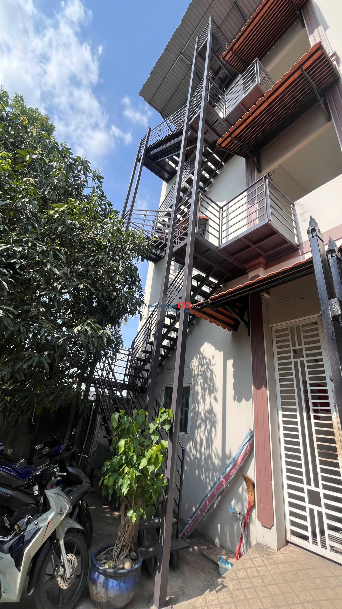 Còn 1 phòng 18, 40m2 (ngăn làm 2 phòng thích hợp cho các bạn ở nhóm