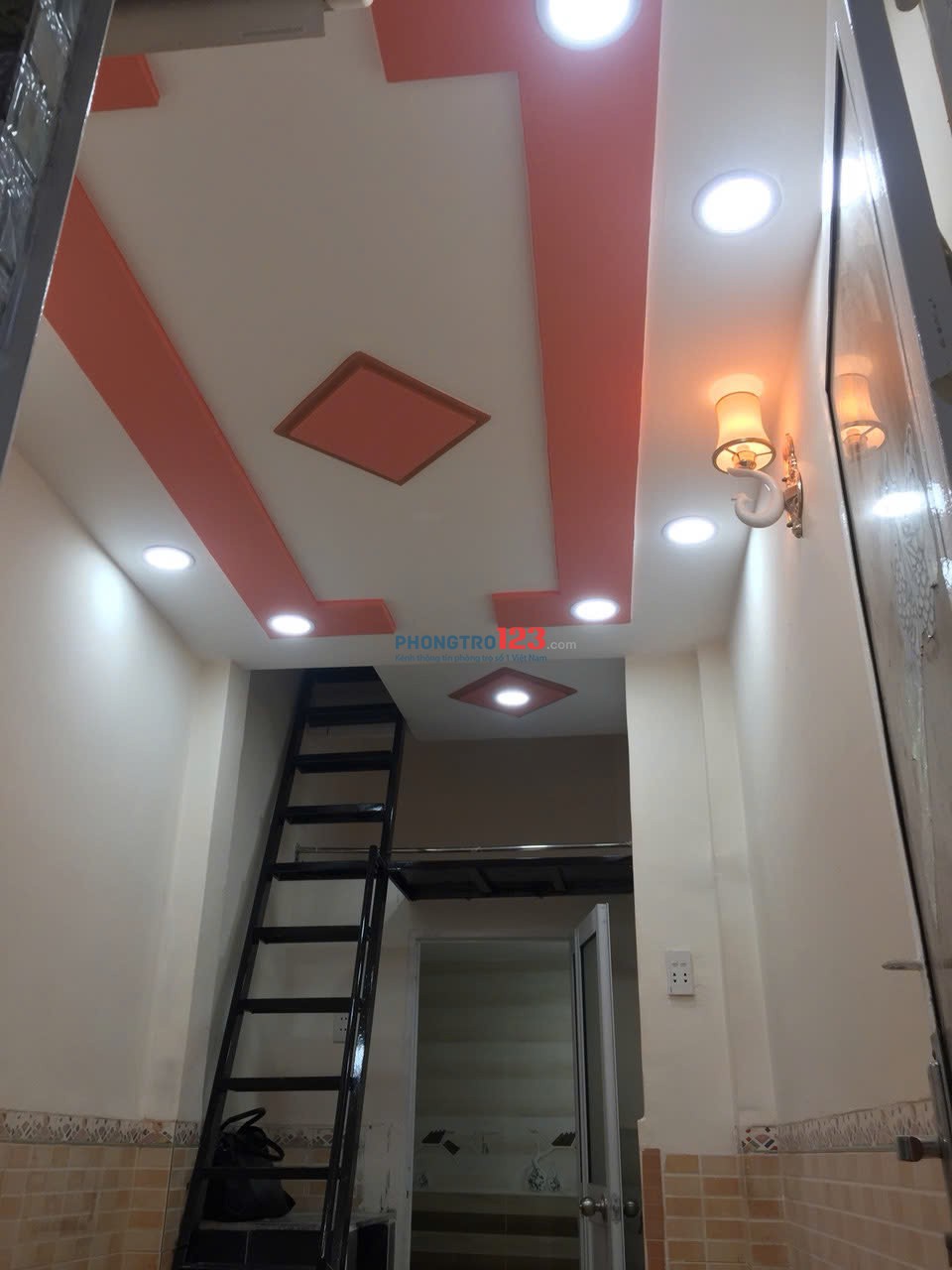 Cho thuê nhà hẻm 68/280A2 Trần Quang Khải Q1, trệt lầu, cách mặt tiền 100m giá 5.5tr