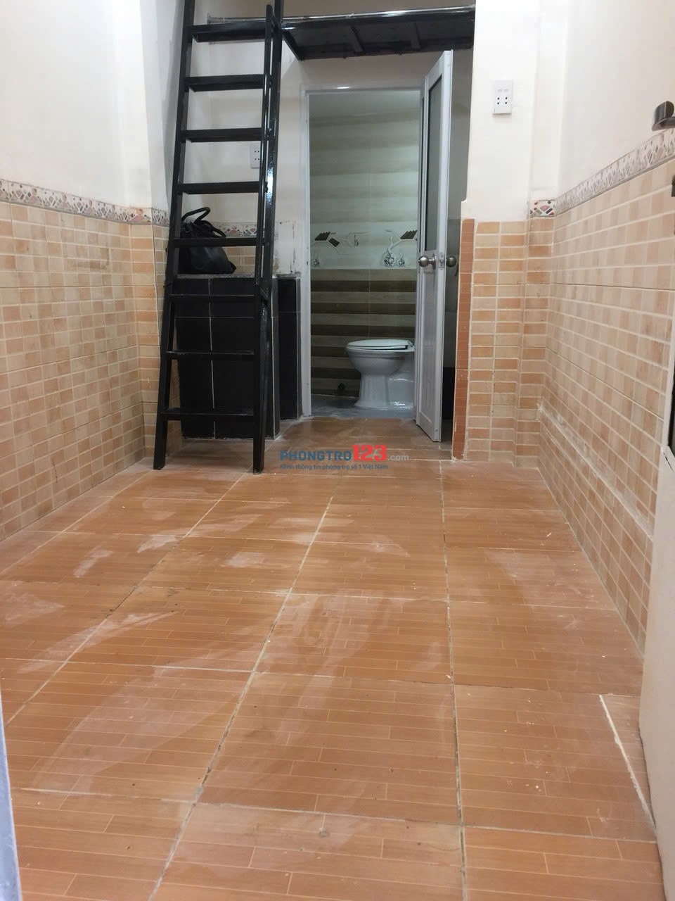 Cho thuê nhà hẻm 68/280A2 Trần Quang Khải Q1, trệt lầu, cách mặt tiền 100m giá 5.5tr
