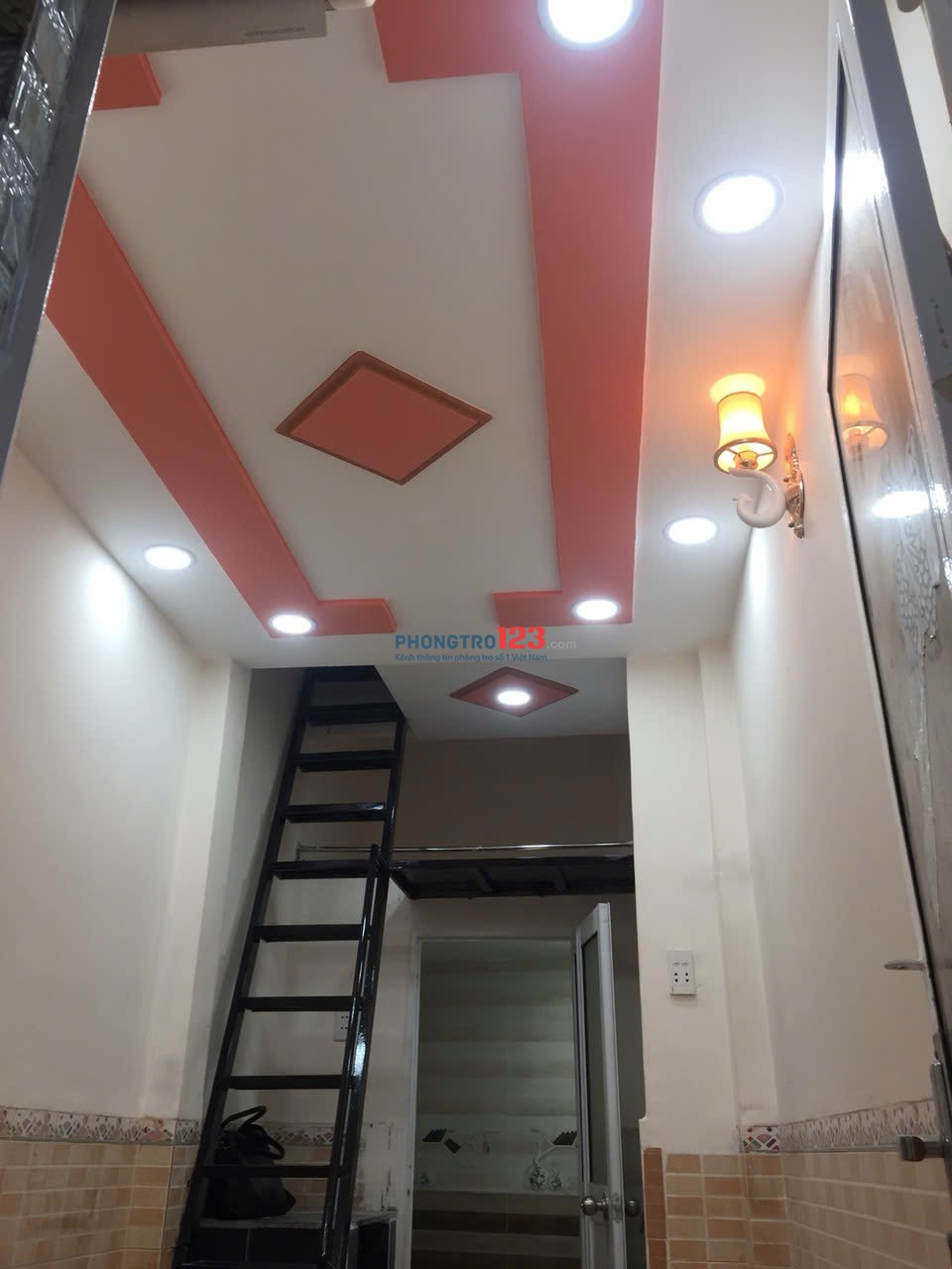 Cho thuê nhà hẻm 68/280A2 Trần Quang Khải Q1, trệt lầu, cách mặt tiền 100m giá 5.5tr