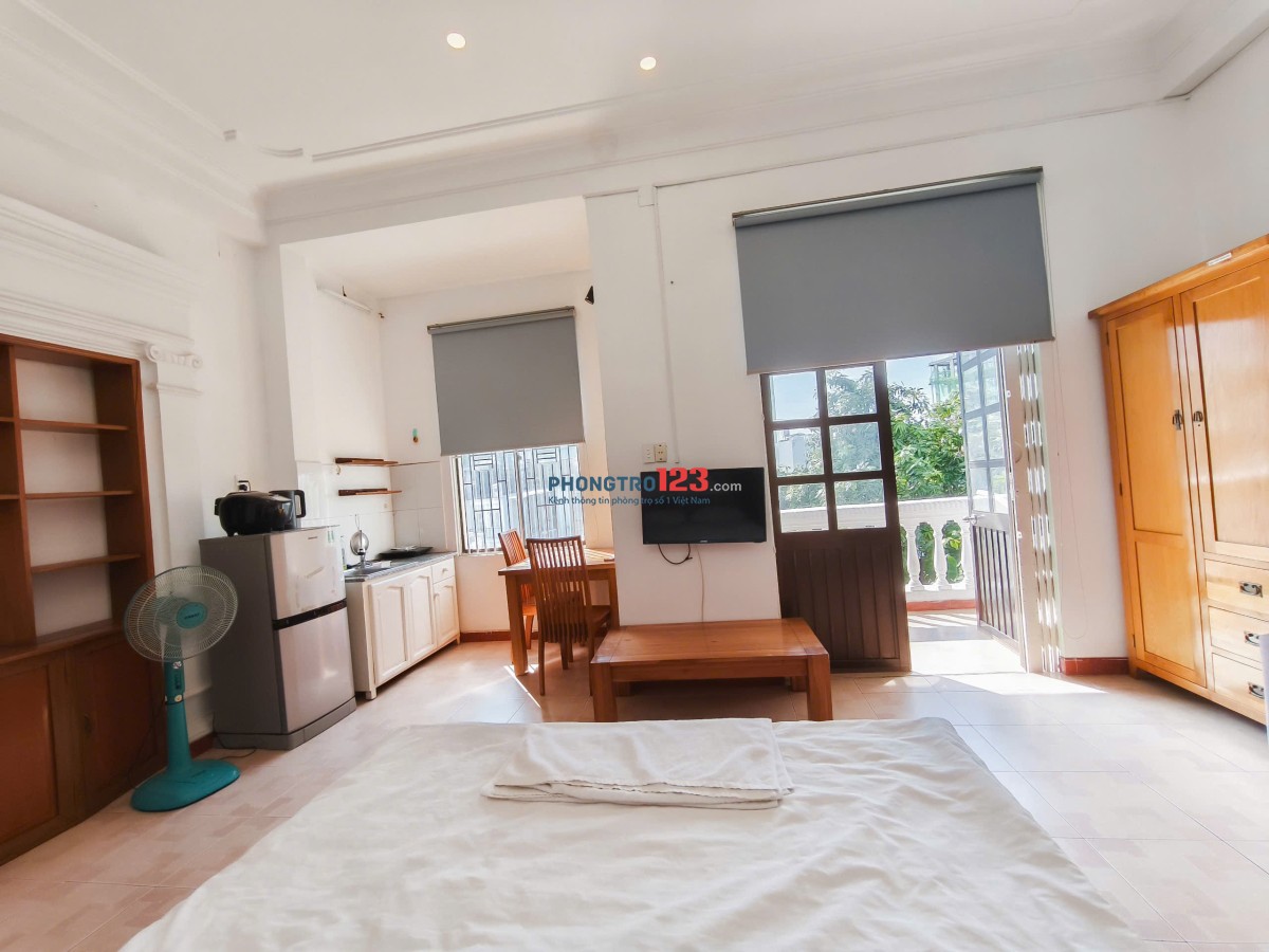 Phòng 40m2- 8,5tr ban công, full tiện nghi, hẻm ô tô ngay sát Landmark81