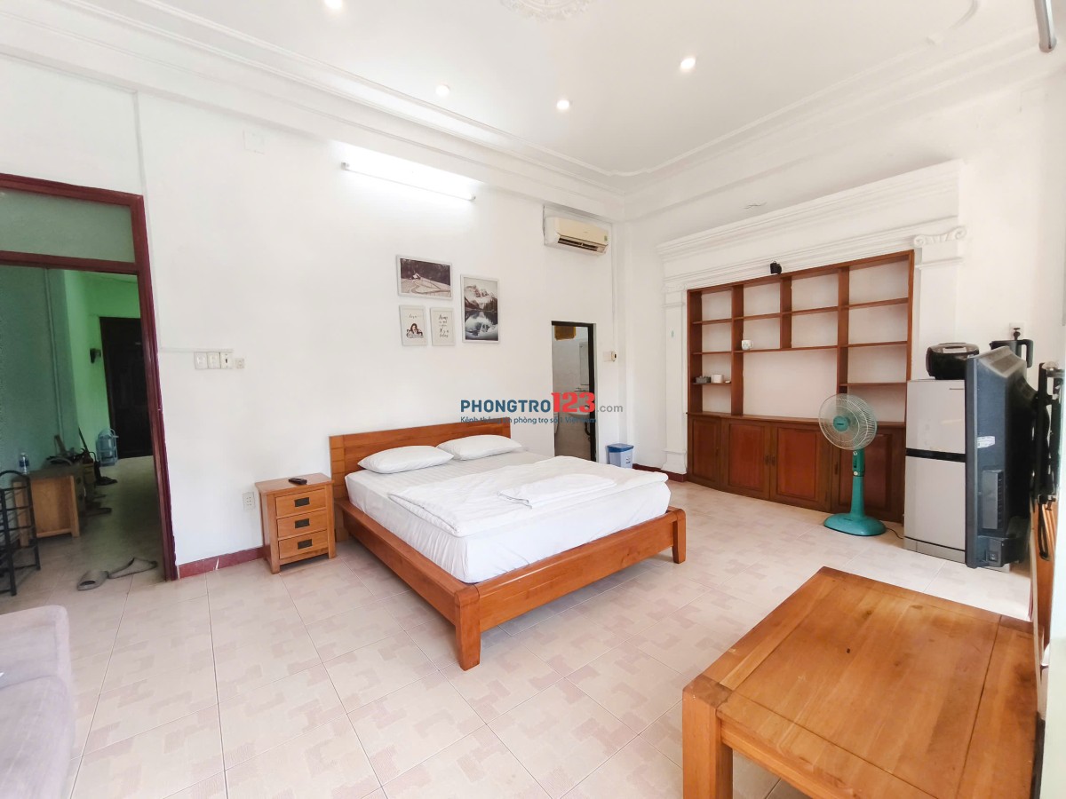 Phòng 40m2- 8,5tr ban công, full tiện nghi, hẻm ô tô ngay sát Landmark81