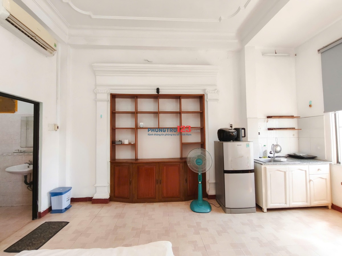 Phòng 40m2- 8,5tr ban công, full tiện nghi, hẻm ô tô ngay sát Landmark81