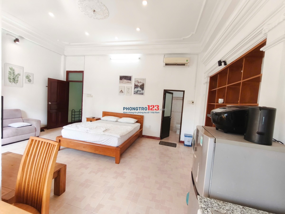 Phòng 40m2- 8,5tr ban công, full tiện nghi, hẻm ô tô ngay sát Landmark81