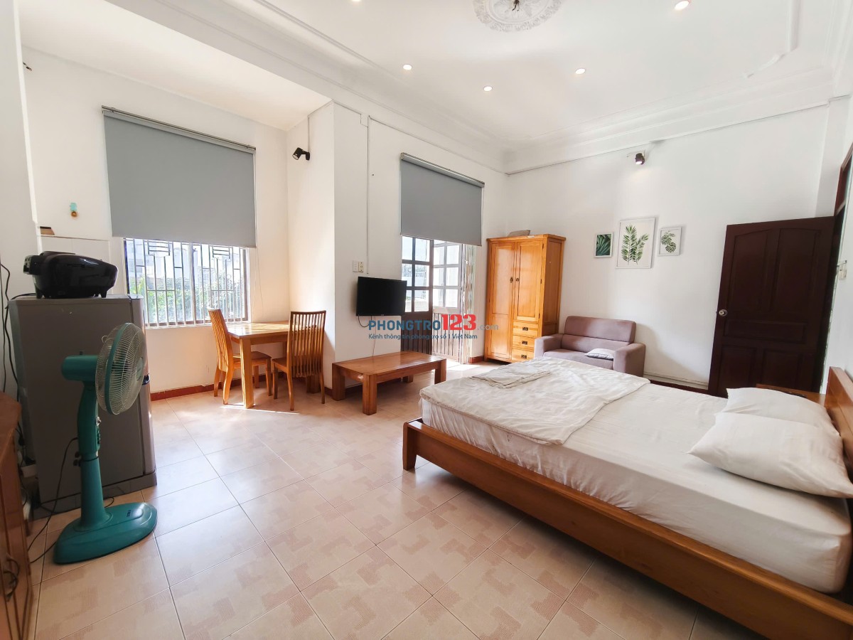 Phòng 40m2- 8,5tr ban công, full tiện nghi, hẻm ô tô ngay sát Landmark81
