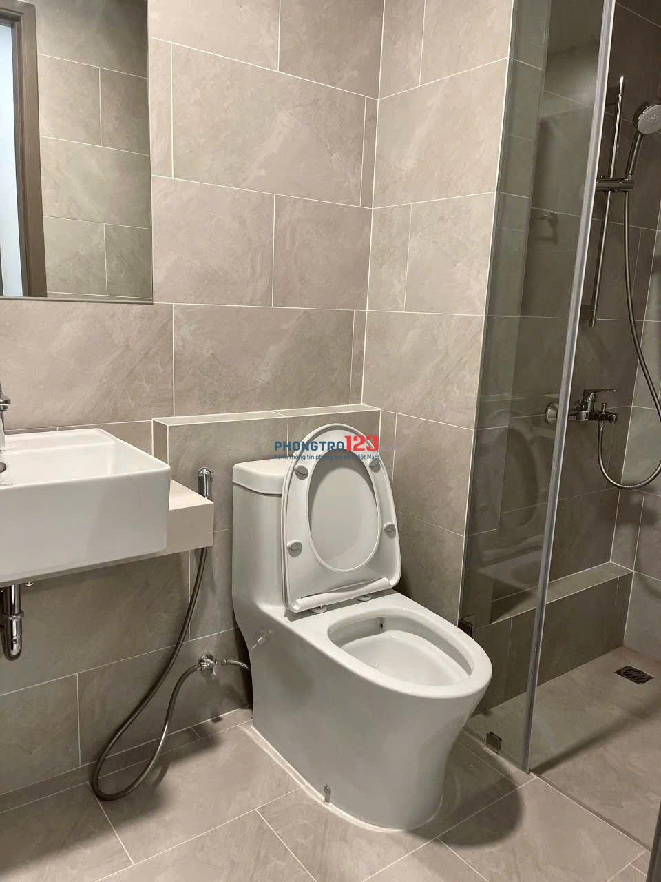Chung cư Sky Center, Tân bình có 2p ngủ, 71m2, 15tr/th