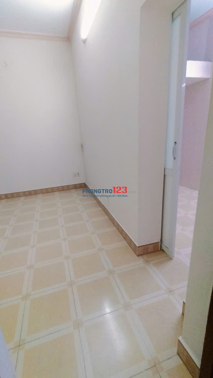Chính chủ cho thuê nhà riêng trên phố Hàng Chai, quận Hoàn Kiếm, Hà Nội -30m- 4 tầng