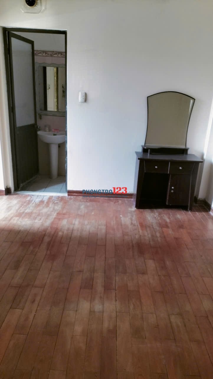 Chính chủ cho thuê nhà riêng trên phố Hàng Chai, quận Hoàn Kiếm, Hà Nội -30m- 4 tầng