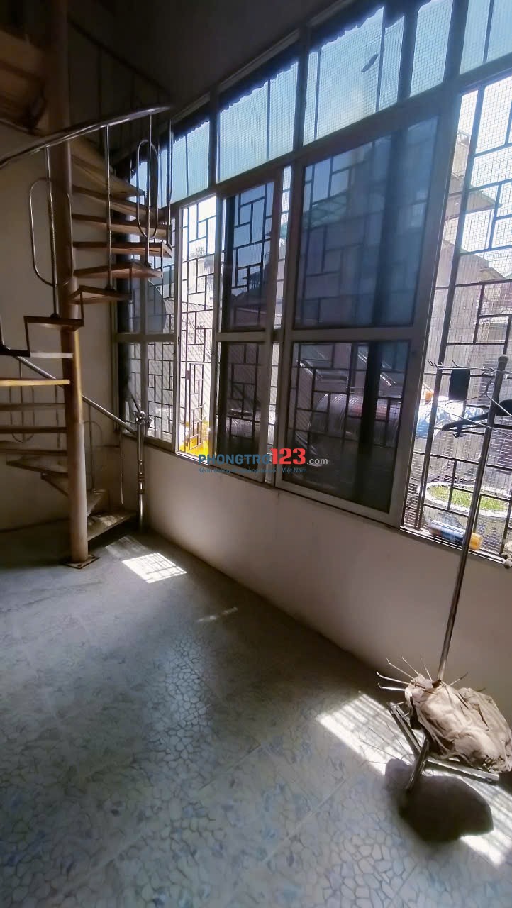 Chính chủ cho thuê nhà riêng trên phố Hàng Chai, quận Hoàn Kiếm, Hà Nội -30m- 4 tầng