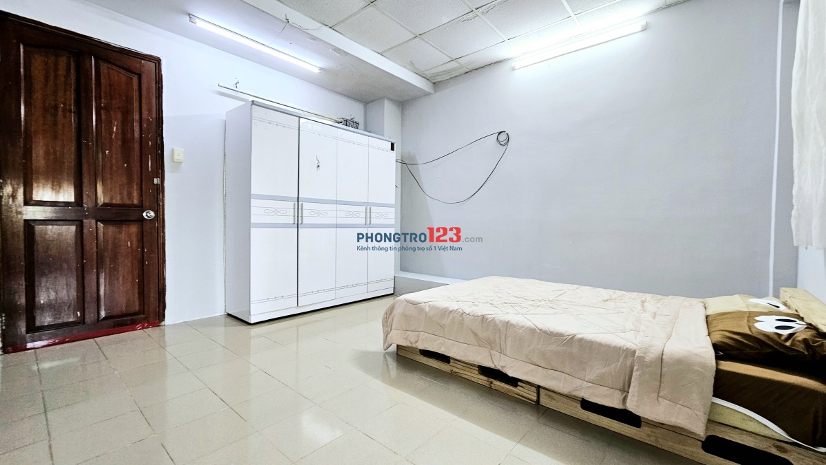 Căn hộ mini 1 PK+1PN full nội thất, view Landmark 81, cây xanh, gió thổi ầm ầm !!!