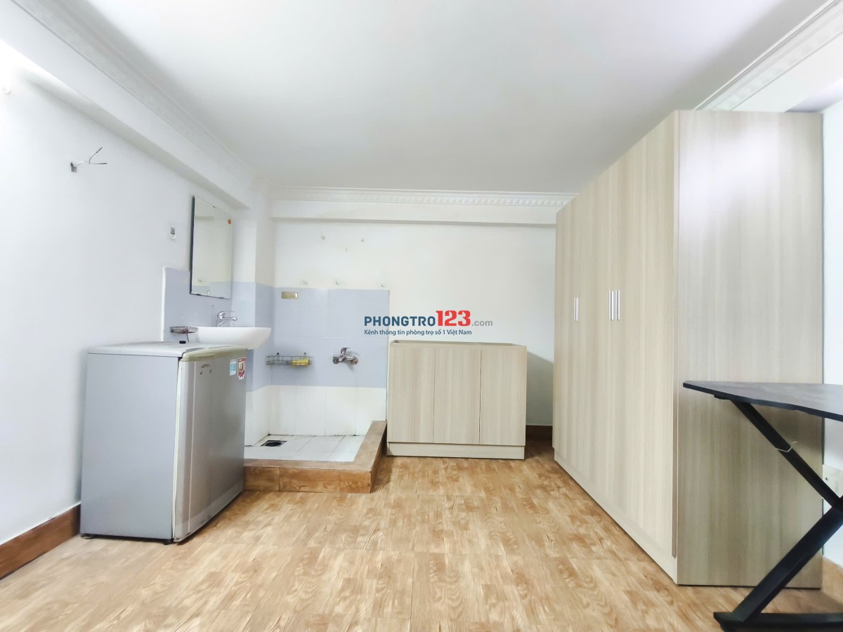 Phòng 20m2- 3,9tr full nội thất, toilet, cửa sổ ngay gần chợ bà chiểu