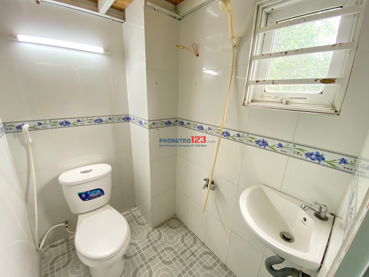 Phòng có MÁY LẠNH, GÁC_Ở 3 NGƯỜI - Ngay ĐH SPKT, NGÂN HÀNG - GIỜ TỰ DO