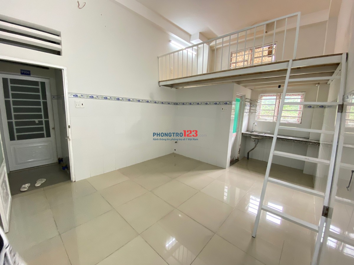 Phòng có MÁY LẠNH, GÁC_Ở 3 NGƯỜI - Ngay ĐH SPKT, NGÂN HÀNG - GIỜ TỰ DO