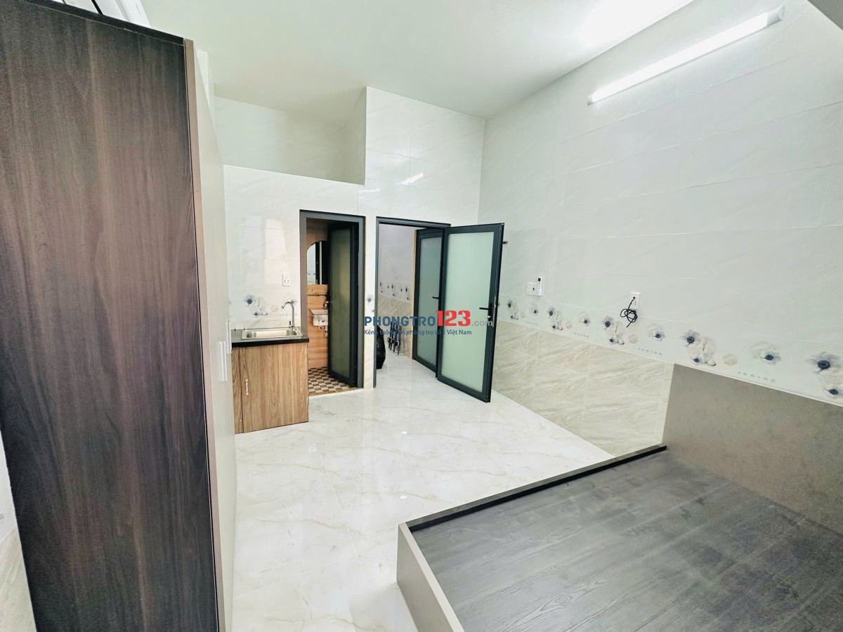 TRỐNG LẠI 1P CÓ CỬA SỔ, MÁY LẠNH, TỦ LẠNH NGAY KÊNH NƯỚC ĐEN CHẠY VÀO GIÁP BÌNH LONG