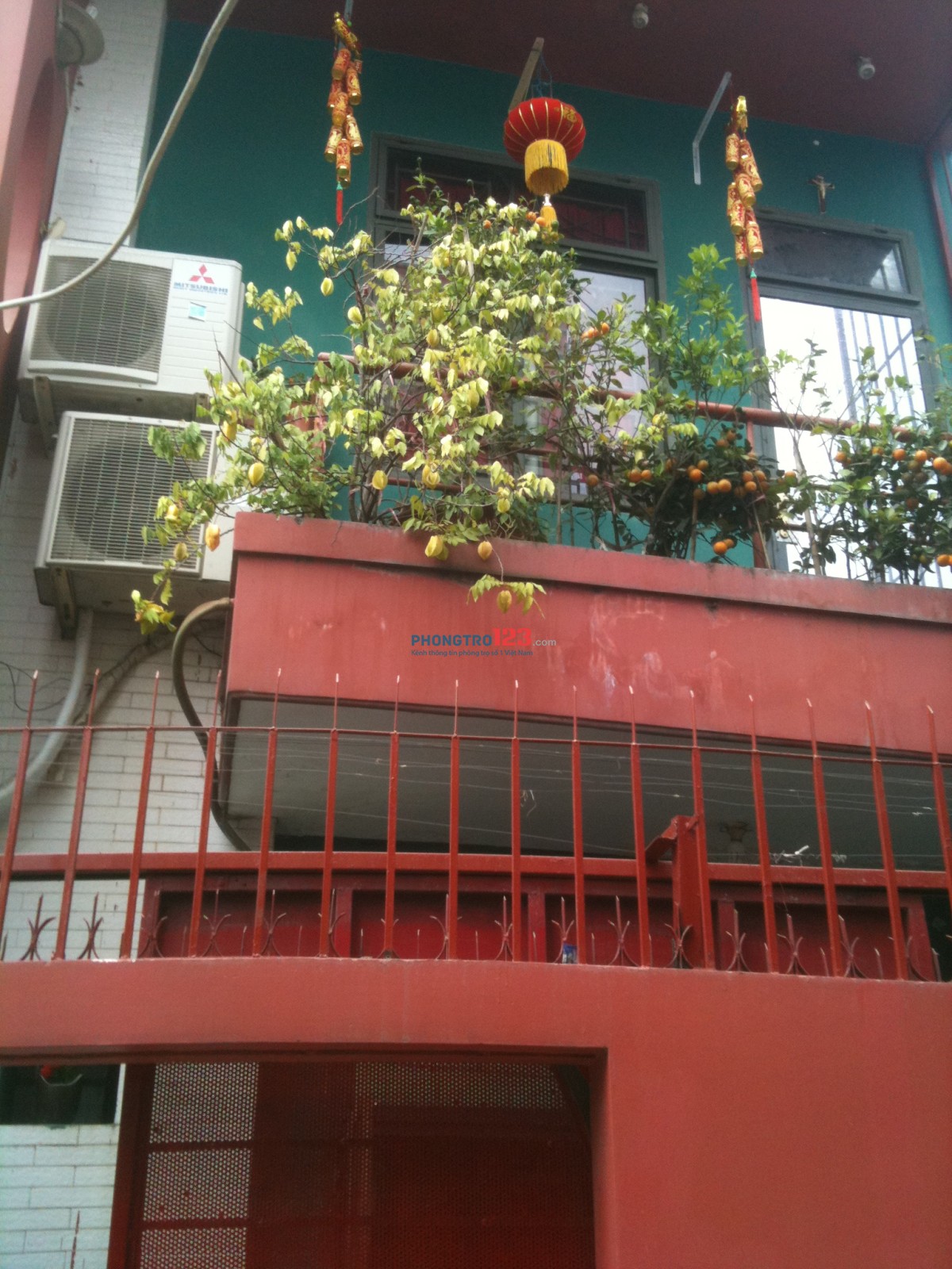 Nhà Đúc Đẹp Tường Đỏ Phòng Máy Lạnh
