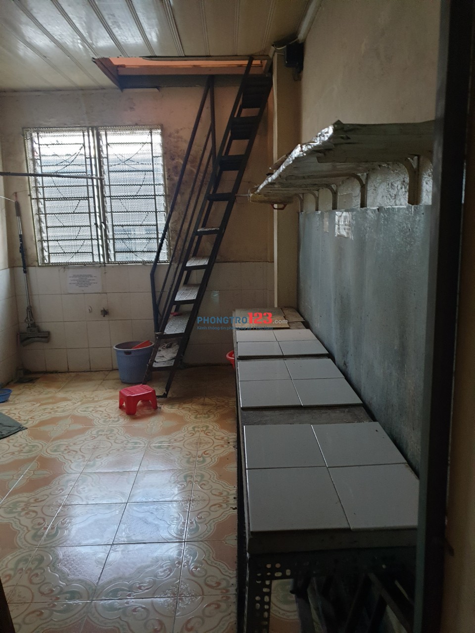 Nhà Đúc Đẹp Tường Đỏ Phòng Máy Lạnh