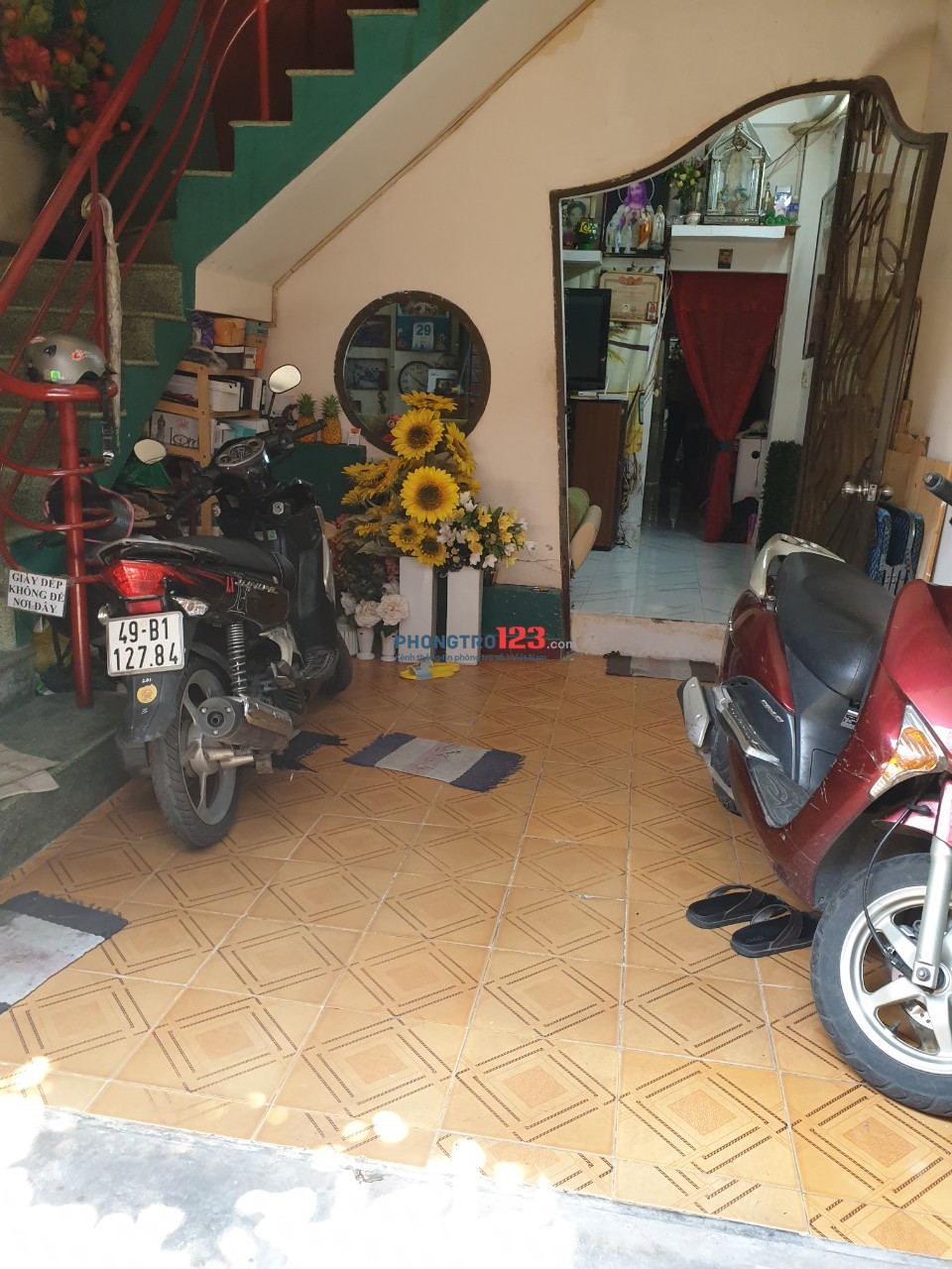 Nhà Đúc Đẹp Tường Đỏ Phòng Máy Lạnh