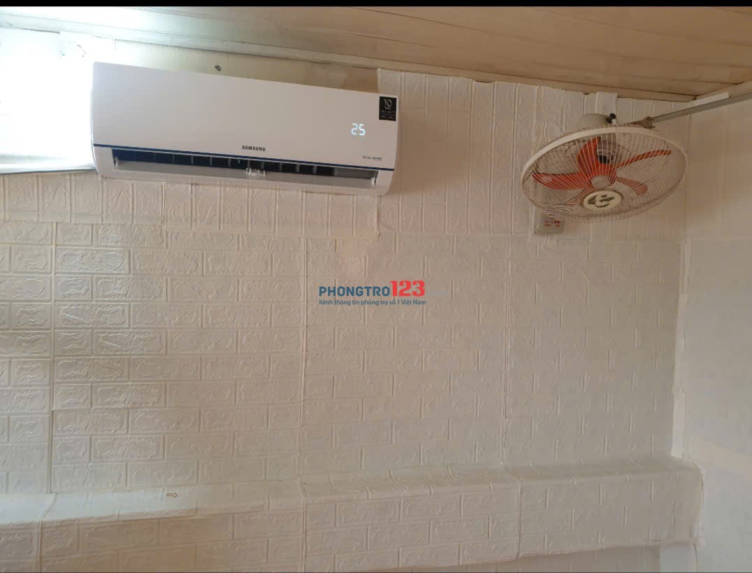 Nhà Đúc Đẹp Tường Đỏ Phòng Máy Lạnh