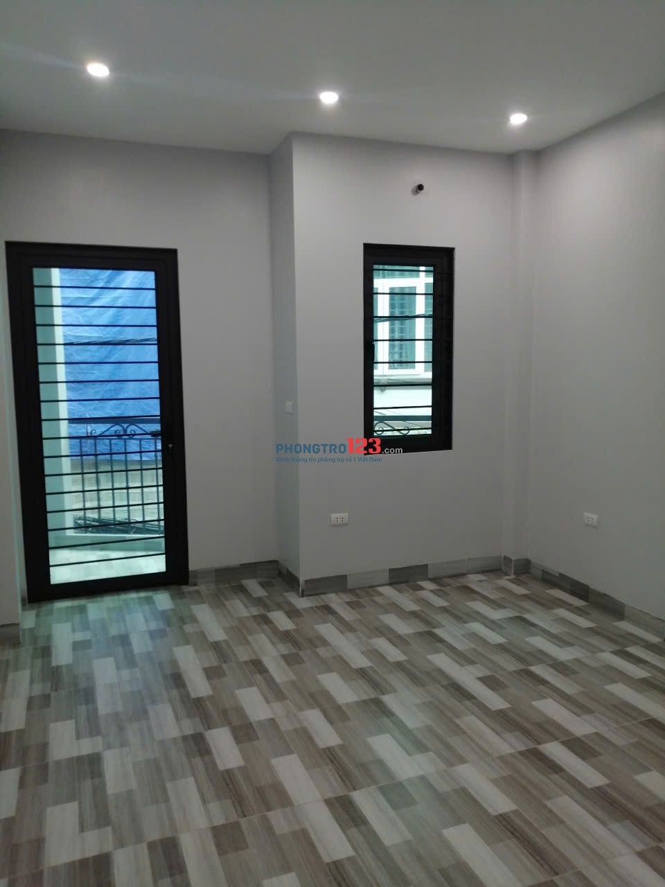 Cho thuê Nhà mặt ngõ ô tô vào tận cửa, 3 tầng 1 tum, 37m, 2 ngủ 3wc,kv Long biên gần chùa bồ đề, điề
