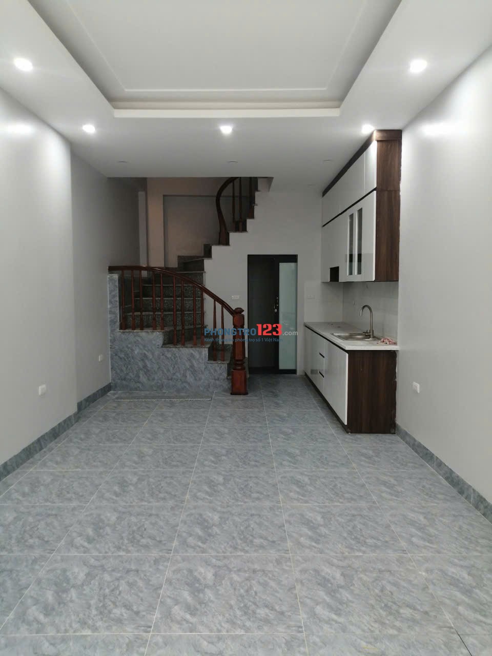 Cho thuê Nhà mặt ngõ ô tô vào tận cửa, 3 tầng 1 tum, 37m, 2 ngủ 3wc,kv Long biên gần chùa bồ đề, điề