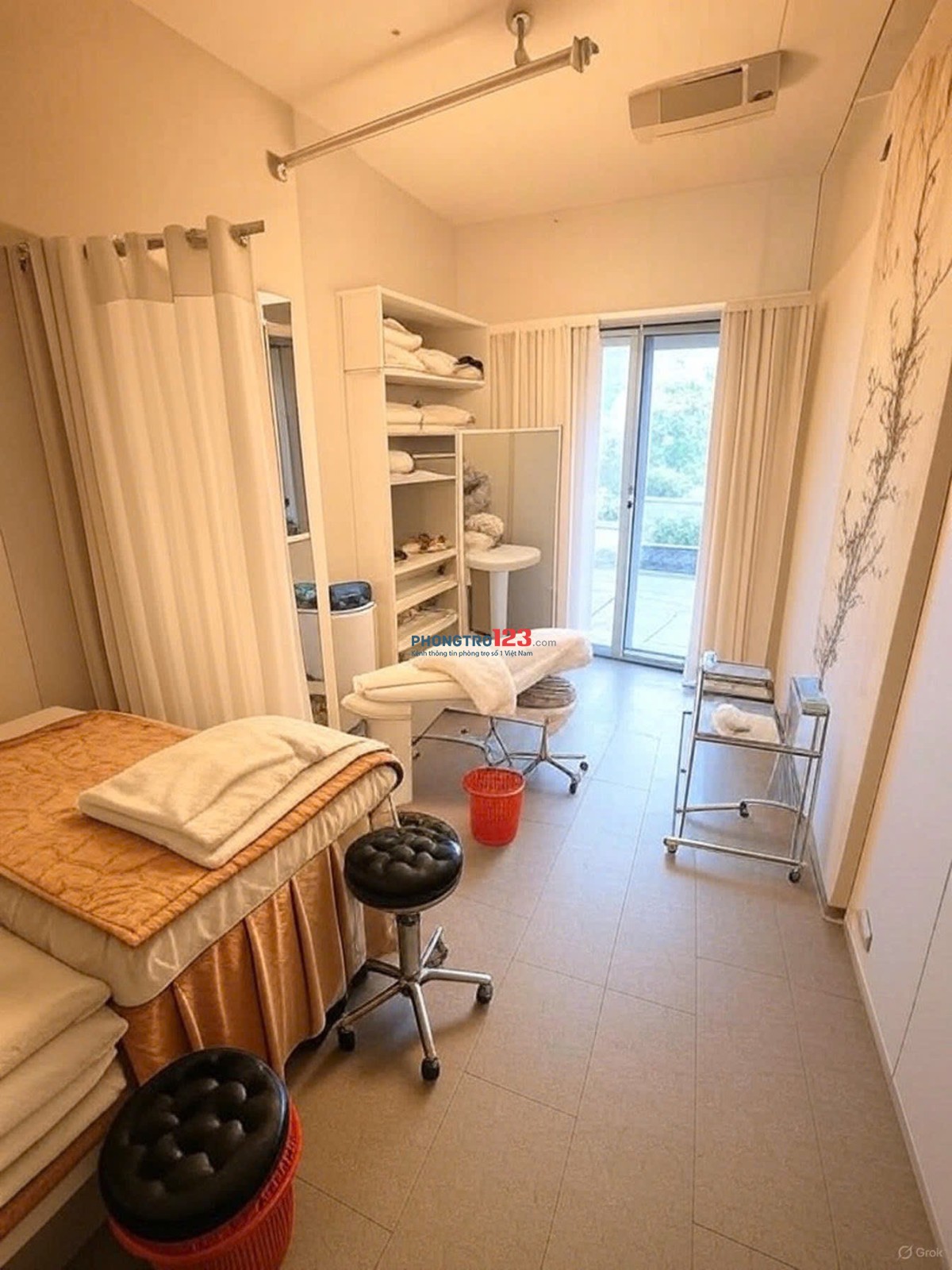 Cho thuê nhà hẻm xe tải vài bước chân ra mtien hoàng hoa thám - thích hợp làm văn phòng - spa