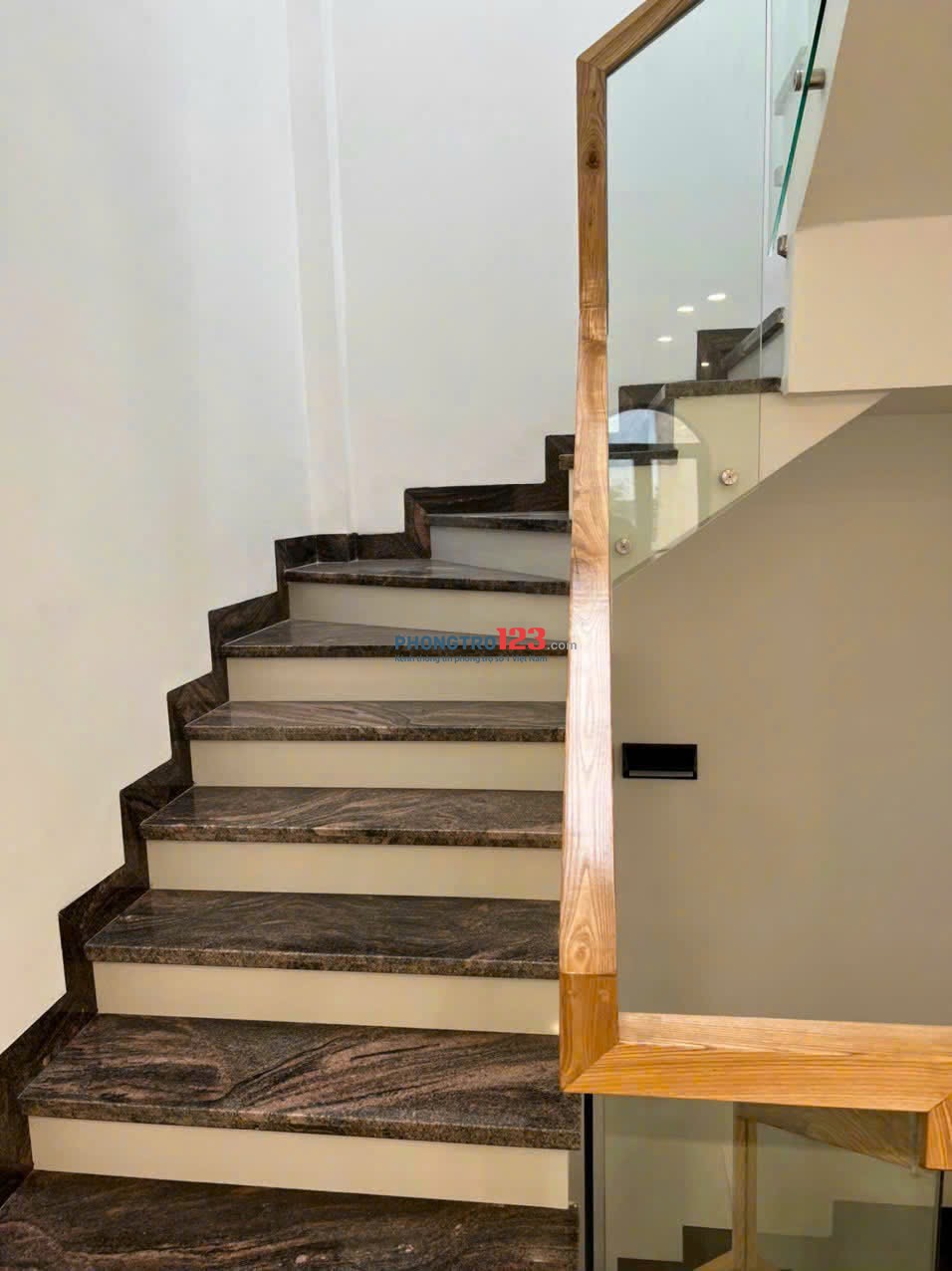 Cho thuê nhà căn góc, chính chủ, ngay ngã tư ga, Hà Huy Giáp, 255m2,1 trệt, 3 lầu. Phù hợp làm VP