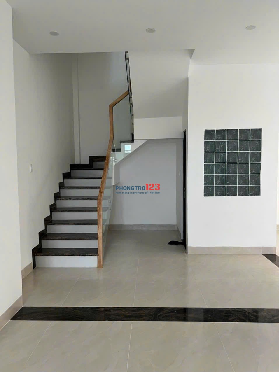 Cho thuê nhà căn góc, chính chủ, ngay ngã tư ga, Hà Huy Giáp, 255m2,1 trệt, 3 lầu. Phù hợp làm VP