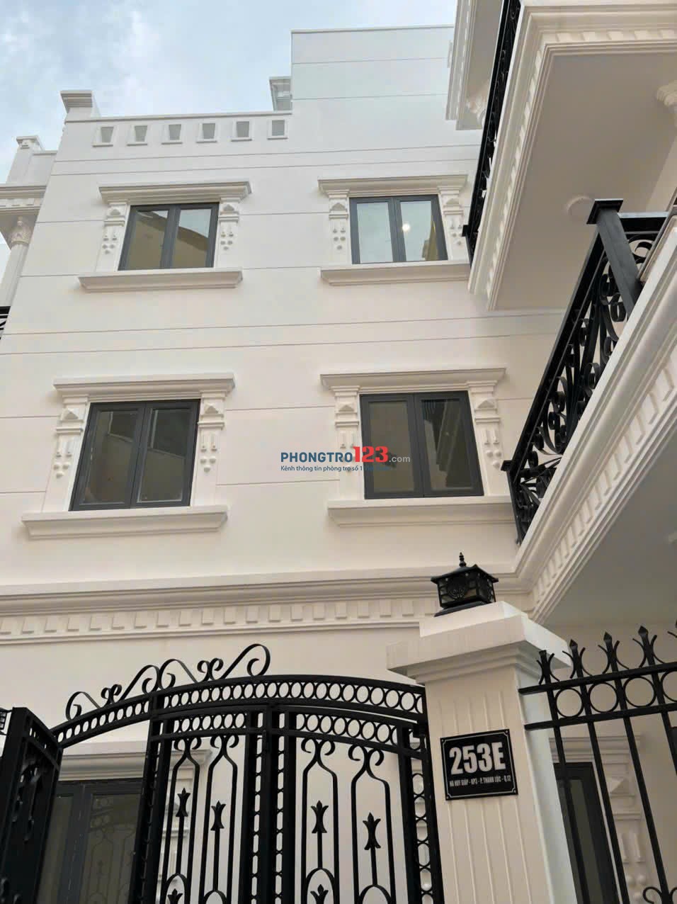 Cho thuê nhà căn góc, chính chủ, ngay ngã tư ga, Hà Huy Giáp, 255m2,1 trệt, 3 lầu. Phù hợp làm VP