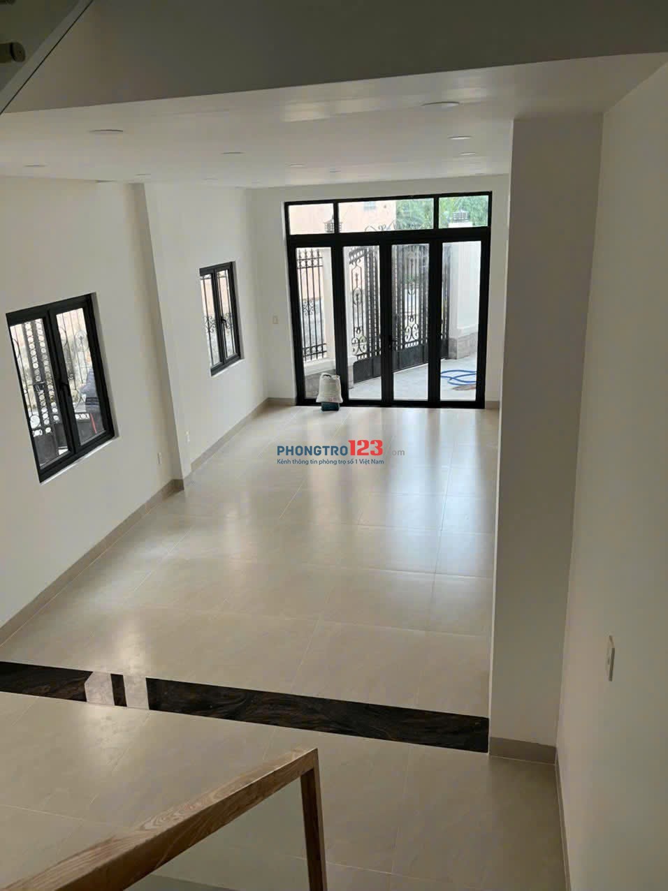 Cho thuê nhà căn góc, chính chủ, ngay ngã tư ga, Hà Huy Giáp, 255m2,1 trệt, 3 lầu. Phù hợp làm VP