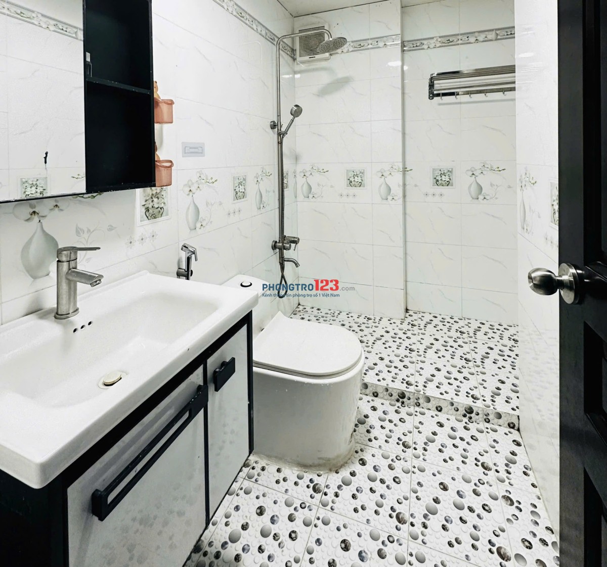 Cho thuê ký túc xá Nam giờ giấc tự do, ban công, phòng 5 người yên tĩnh ở Tân Bình gần sân bay