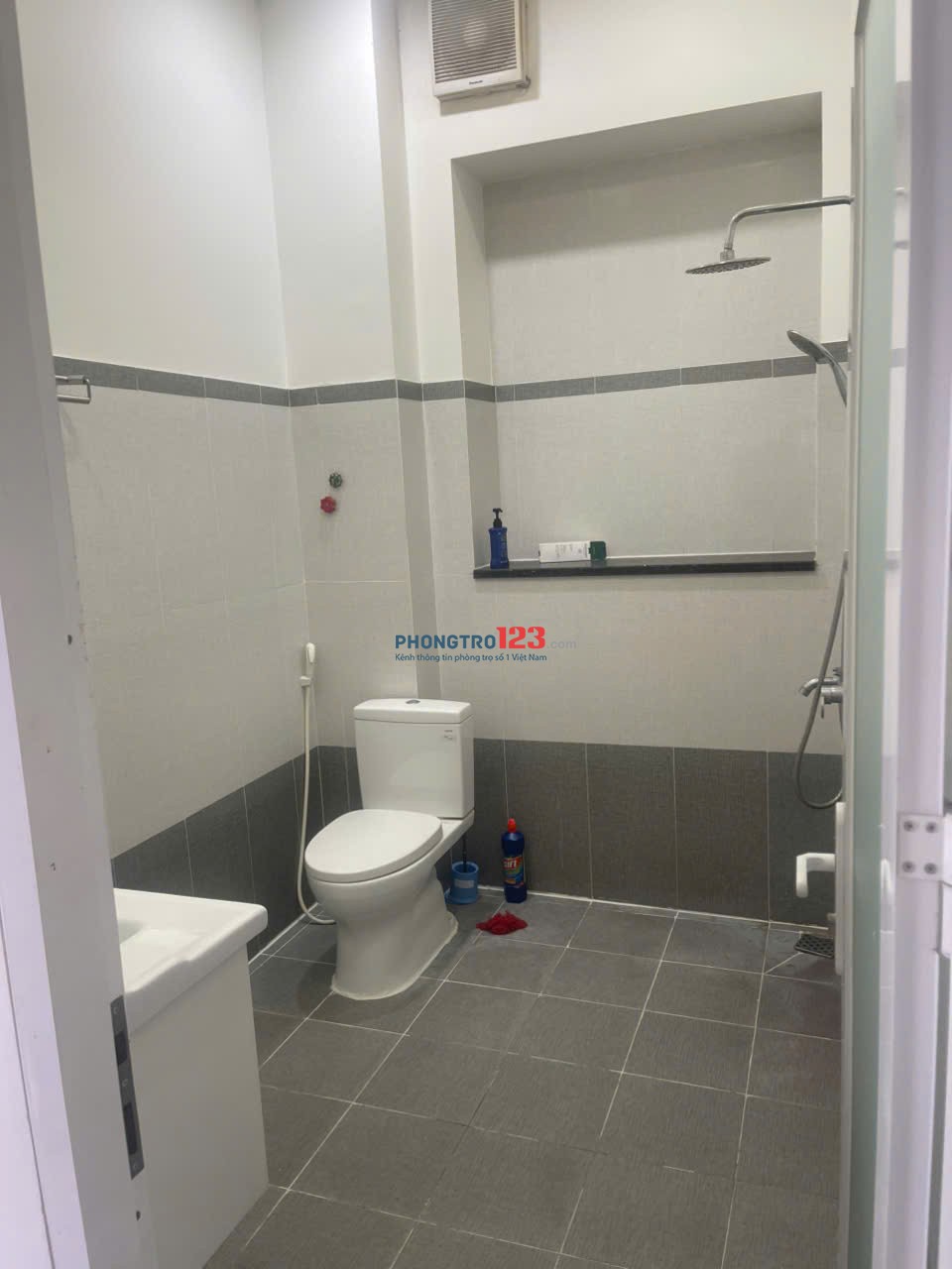 CHO THUÊ PHÒNG 1 NGƯỜI TRONG CHỢ 200 XÓM CHIẾU - 28m VUÔNG - ĐẦY ĐỦ TIỆN NGHI