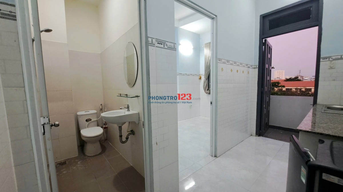 Phòng trọ tách bếp, ban công sát bên đại học Hutech Bình Thạnh