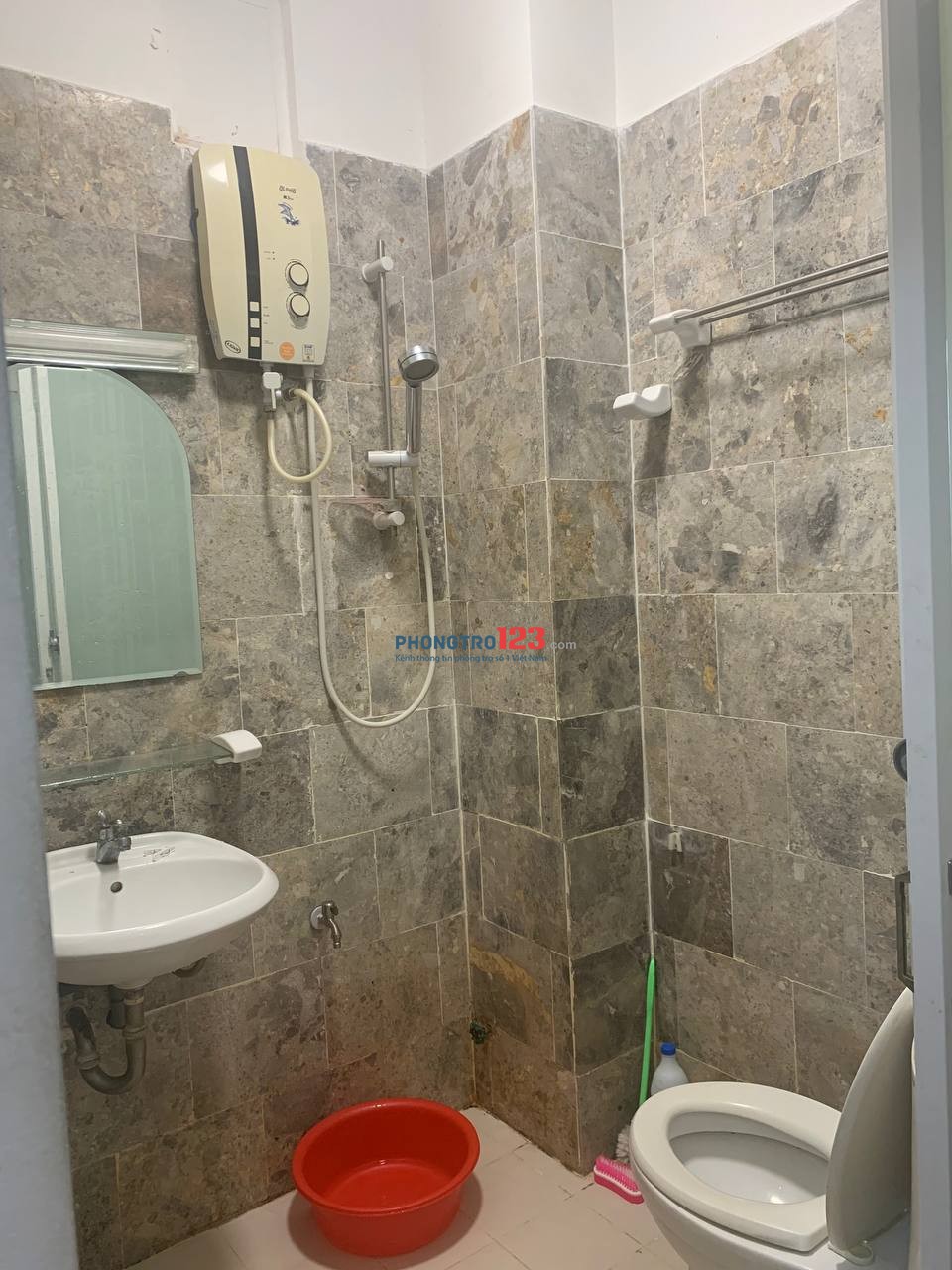Cho thuê phòng trọ 18 tới 20m vuông,ngay quận 1, đường Nguyễn Thị Minh Khai tiện đi lại qua các quận