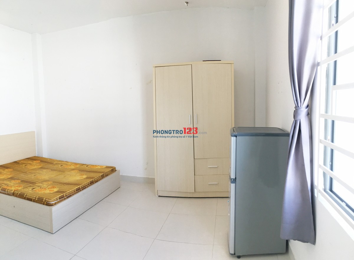 Phòng đầy đủ nội thất ngay chợ Tân Quy Quận7 (ban công lớn)