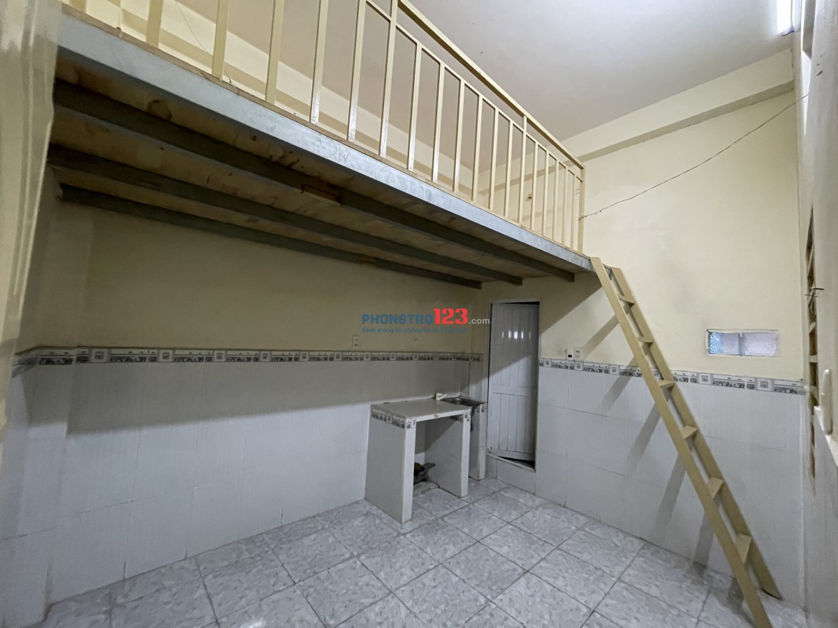 CÁCH PHAN VĂN HỚN Q12 100M: Có 1 phòng LẦU 1, WC RIÊNG, CÓ GÁC, BẾP, BỒN RỬA. CHÍNH CHỦ CHO THUÊ