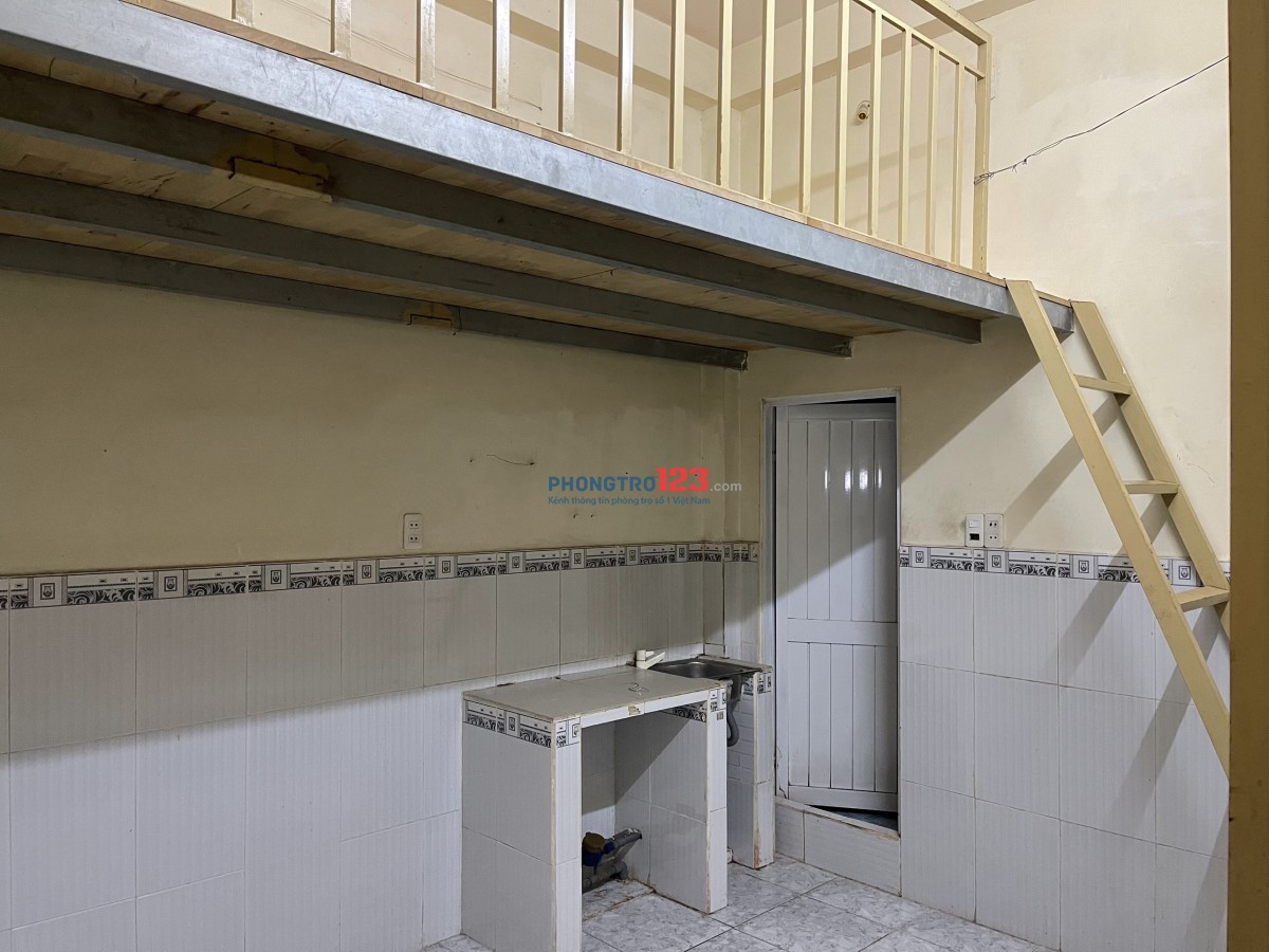 CÁCH PHAN VĂN HỚN Q12 100M: Có 1 phòng LẦU 1, WC RIÊNG, CÓ GÁC, BẾP, BỒN RỬA. CHÍNH CHỦ CHO THUÊ