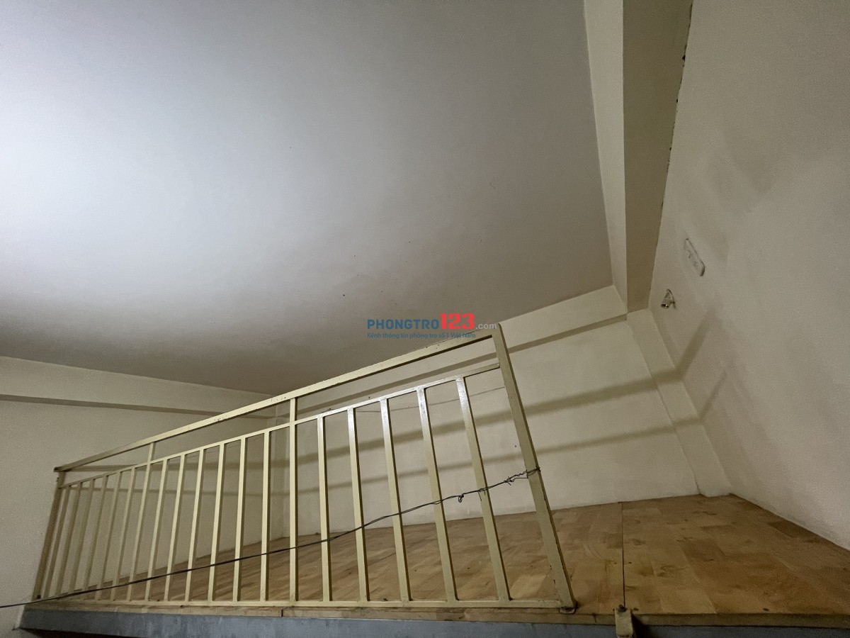 CÁCH PHAN VĂN HỚN Q12 100M: Có 1 phòng LẦU 1, WC RIÊNG, CÓ GÁC, BẾP, BỒN RỬA. CHÍNH CHỦ CHO THUÊ