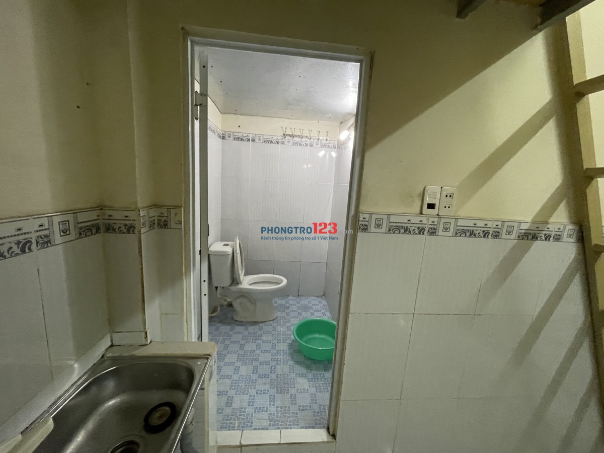 CÁCH PHAN VĂN HỚN Q12 100M: Có 1 phòng LẦU 1, WC RIÊNG, CÓ GÁC, BẾP, BỒN RỬA. CHÍNH CHỦ CHO THUÊ