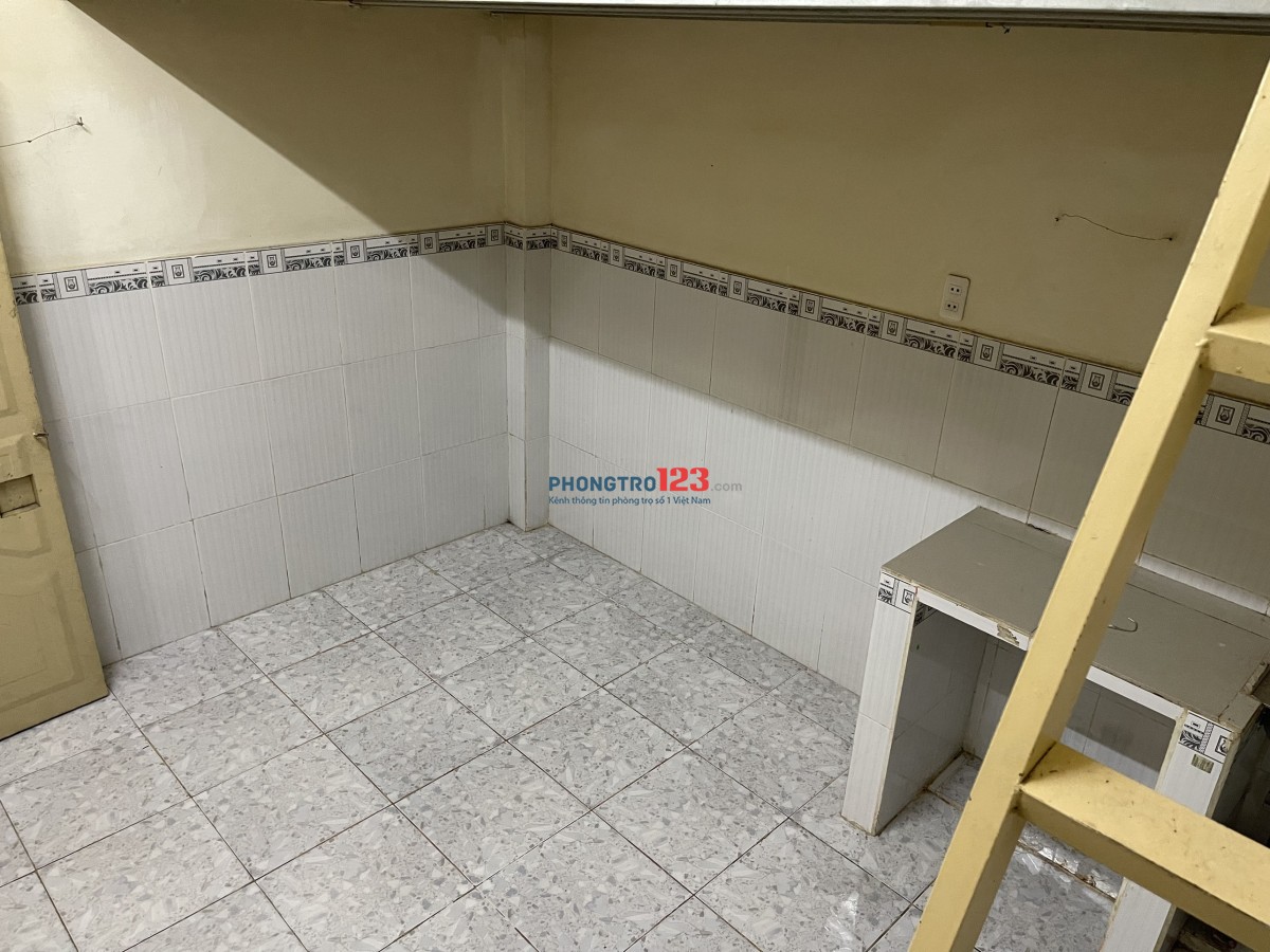 CÁCH PHAN VĂN HỚN Q12 100M: Có 1 phòng LẦU 1, WC RIÊNG, CÓ GÁC, BẾP, BỒN RỬA. CHÍNH CHỦ CHO THUÊ