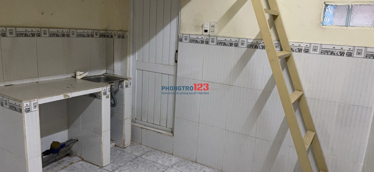 CÁCH PHAN VĂN HỚN Q12 100M: Có 1 phòng LẦU 1, WC RIÊNG, CÓ GÁC, BẾP, BỒN RỬA. CHÍNH CHỦ CHO THUÊ