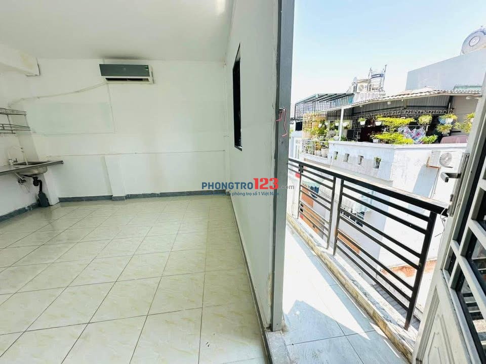 Phòng trọ siêu rộng, có ánh sáng và ban công riêng