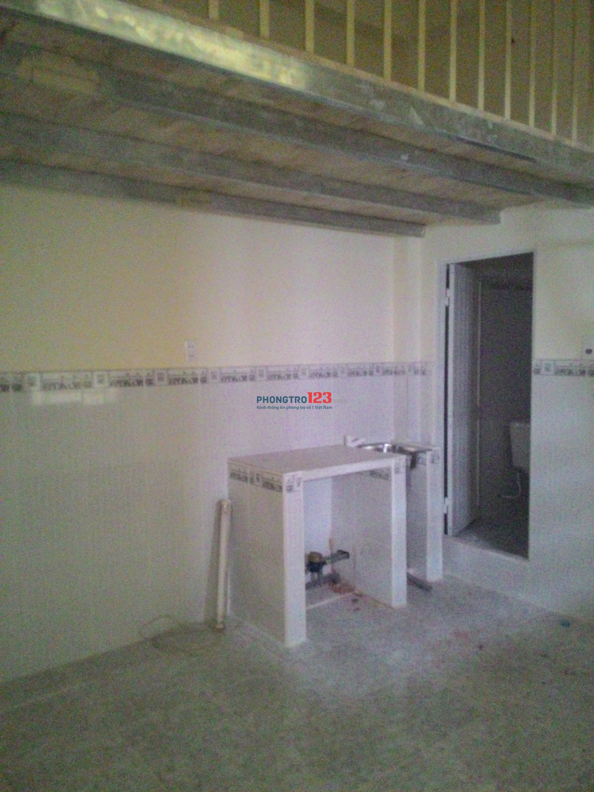 CÁCH PHAN VĂN HỚN Q12 100M: Có 1 phòng LẦU 1, WC RIÊNG, CÓ GÁC, BẾP, BỒN RỬA. CHÍNH CHỦ CHO THUÊ