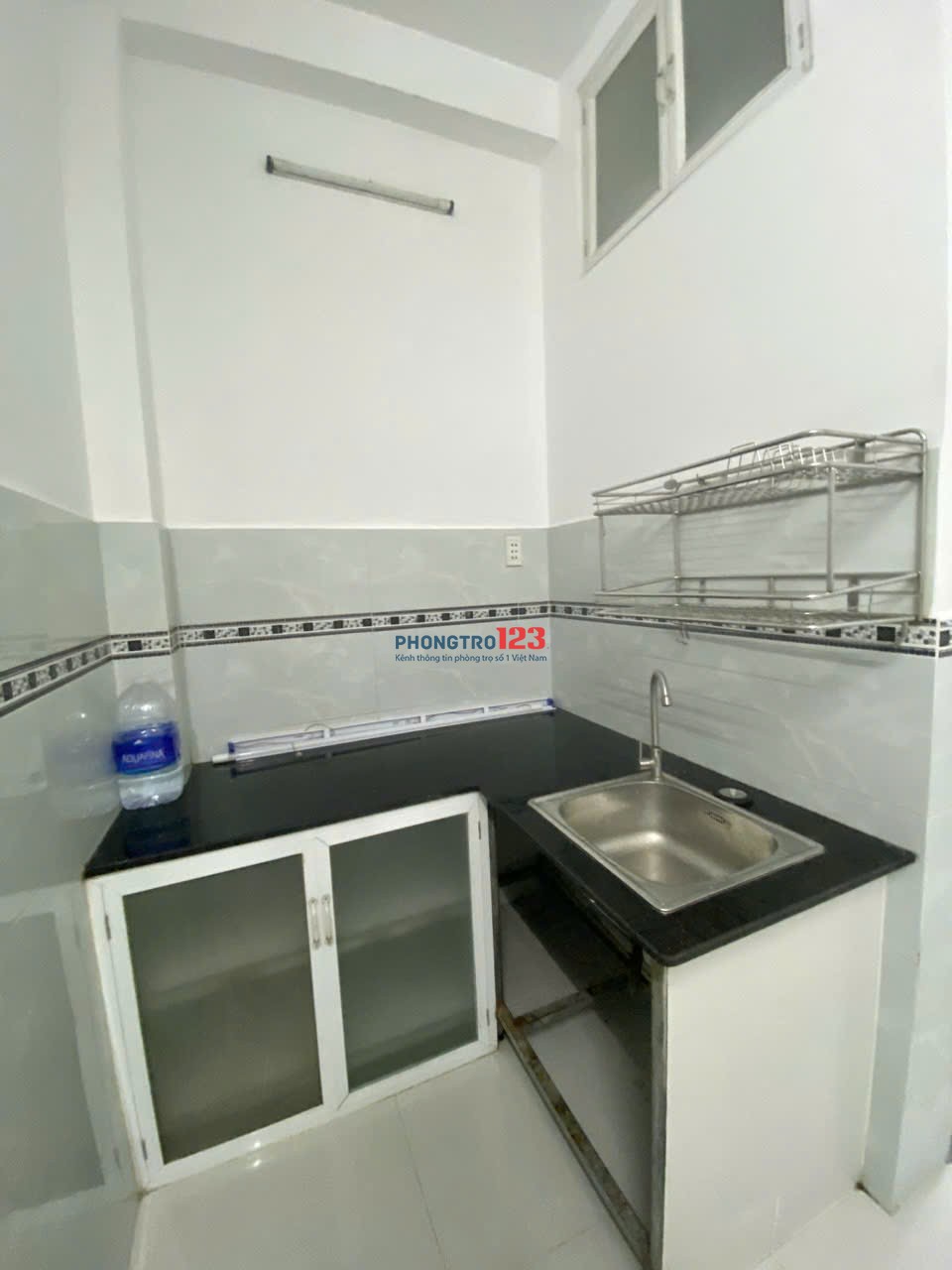 PASS PHÒNG DƯỚI TRỆT MÁY LẠNH, CỬA SỔ TRỜI, NỘI THĂT CƠ BẢN NGAY 23 NGUYỄN HỮU TIẾN