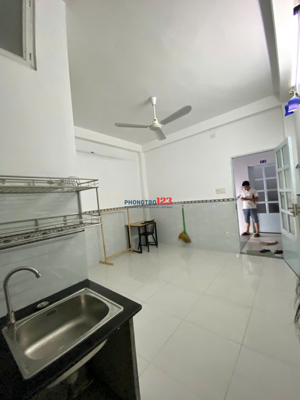 PASS PHÒNG DƯỚI TRỆT MÁY LẠNH, CỬA SỔ TRỜI, NỘI THĂT CƠ BẢN NGAY 23 NGUYỄN HỮU TIẾN