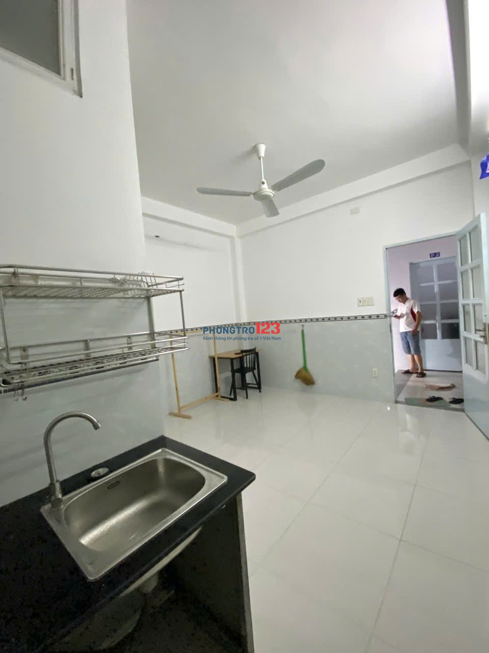 PASS PHÒNG DƯỚI TRỆT MÁY LẠNH, CỬA SỔ TRỜI, NỘI THĂT CƠ BẢN NGAY 23 NGUYỄN HỮU TIẾN