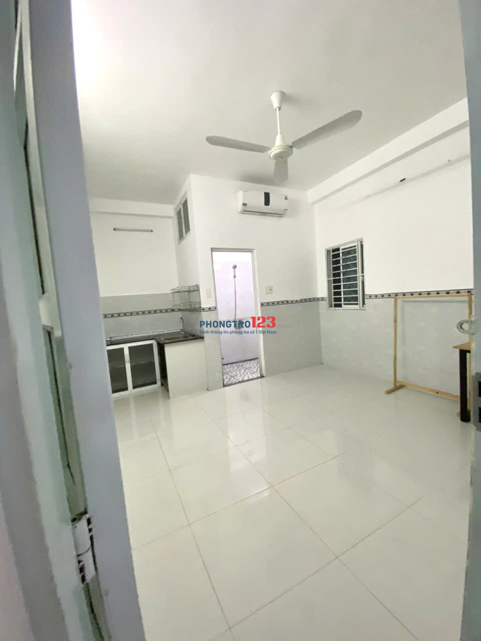 PASS PHÒNG DƯỚI TRỆT MÁY LẠNH, CỬA SỔ TRỜI, NỘI THĂT CƠ BẢN NGAY 23 NGUYỄN HỮU TIẾN
