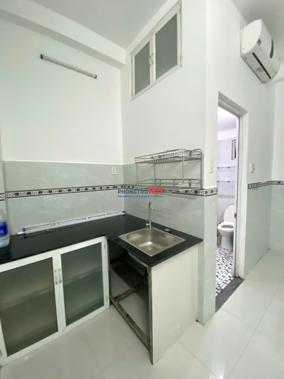 PASS PHÒNG DƯỚI TRỆT MÁY LẠNH, CỬA SỔ TRỜI, NỘI THĂT CƠ BẢN NGAY 23 NGUYỄN HỮU TIẾN